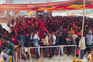 महावीर मंदिर में दर्शन के लिए उमड़ी भक्तों की भीड़