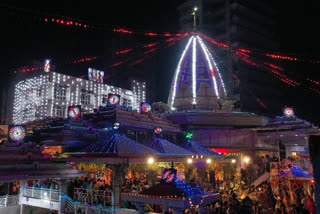 Devotees visiting Jhandewalan Mata Temple in Delhi