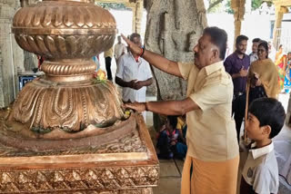 புத்தாண்டை முன்னிட்டு கோயிலில் ஓபிஎஸ் சாமி தரிசனம்