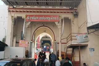 crowd of devotees on Ranchhodraiji Temple Dakor