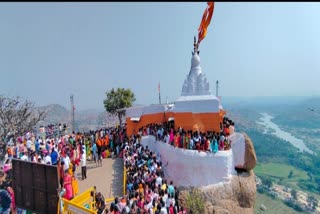 new-year-celebration-people-gather-at-anjanadri-temple