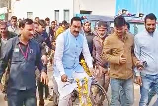 narottam mishra distribut cycles to hawkers