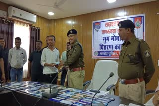 Police returned mobiles to people