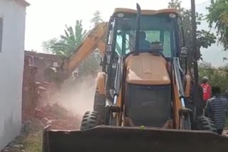 Bulldozer ran on many houses in Manendragarh