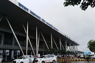 Airport worker hands over gold