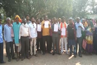 Villagers handed over memorandum to collector