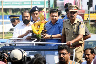 117 പവന്‍ സ്വര്‍ണക്കപ്പ് കോഴിക്കോടെത്തി  പാലക്കാട്  Kerala State School Kalolsavam  Minister receives golden cup  കോഴിക്കോട്  പാലക്കാട്