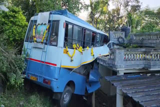 ശബരിമല  ശബരിമല തീർഥാടകരുടെ വാഹനം മറിഞ്ഞു  ശബരിമല തീർഥാടകർക്ക് അപകടം  വാഹനം വീടിന് മുകളിലേക്ക് മറിഞ്ഞു  വീടിന് മുകളിലേക്ക് ബസ് മറിഞ്ഞു  കട്ടപ്പന പാറക്കടവിൽ അപകടം  വീടിനു മുകളിലേക്ക് വാഹനം മറിഞ്ഞ് അപകടം  കട്ടപ്പന പാറക്കടവ്  കട്ടപ്പനയിൽ അപകടം  mini bus accident in kattappana  mini bus accident in kattappana idukki  kattappana idukki  parakkadavu kattappana idukki  bus accident  accident idukki  kattappana accident  ശബരിമല അപകടം  അപകടം