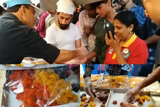 Kozhikoden s distributing halwa in Kalolsavam  State school kalolsavam at Kozhikode  State school kalolsavam  halwa  halwa by Kozhikoden s  കലോത്സവത്തിനെത്തിയവര്‍ക്ക് മധുരം  കോഴിക്കോടന്‍സ്  ആദ്യ ദിനം വിതരണം ചെയ്‌തത് 7 ക്വിന്‍റല്‍ ഹൽവ  ഹൽവ  കോഴിക്കോടന്‍സ് എന്ന പലഹാര നിര്‍മാണ സംഘം  കോഴിക്കോടന്‍ ഹല്‍വ