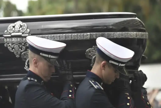 pele funeral  pele  Brazil bids farewell to pele in pictures  പെലെ  പെലെയുടെ സംസ്‌കാരം നടന്നു  വില ബെല്‍മിറോ സ്‌റ്റേഡിയം  vila Belmiro Stadium  മാർസിയ ഓക്കി  Marcia Aoki  ബ്രസീൽ പ്രസിഡന്‍റ് ലൂയിസ് ഇനാസിയോ ലുല ഡ സിൽവ  ലുല ഡ സിൽവ  Brazil President Luiz Inacio Lula da Silva