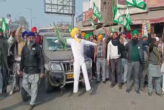 Farmers blew up the effigy of the Chief Minister