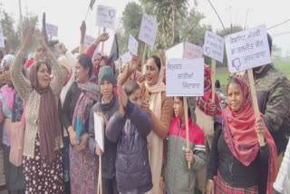 Unemployed teachers surrounded the residence of CM Mann