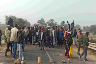 youth died during unloading pipes in Dholpur, Villagers blocked NH 11B