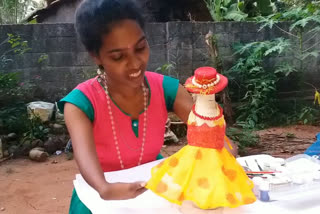 artist chithra thriuvananthapuram  artist chithra  bottle art  bottle artist  patent  bottle art patent  lucky doll  ബോട്ടിൽ ആർട്ട്  ചിത്ര  ചിത്ര തിരുവനന്തപുരം  ചിത്രകാരി ജെ ചിത്ര  മുല്ലൂർ സ്വദേശി ജെ ചിത്ര  വിഴിഞ്ഞം മുല്ലൂർ സ്വദേശി ജെ ചിത്ര  പാഴ്ക്കുപ്പികളിൽ തീർത്ത കുപ്പിപ്പാവകൾ  കുപ്പിപ്പാവകൾ  കുപ്പിപ്പാവകൾക്ക് പേറ്റന്‍റ്