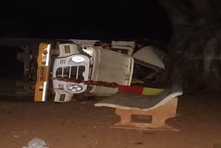 Vehicle hits a Tree in Karnataka