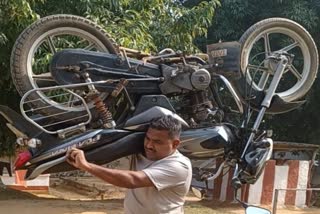 Dharmendra carrying a 115 cc 120 kg bike on his shoulder