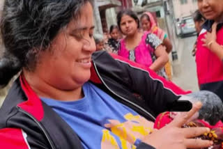 Baby takes birth in Kolkata street ETV Bharat