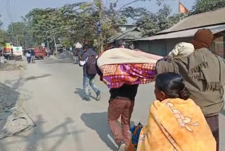 দেহ কাঁধে নিয়ে বাড়ির উদ্দেশে রওনা মৃতের স্বামী ও ছেলের