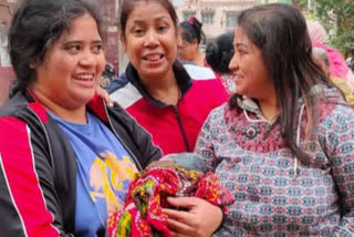Kolkata Woman delivers child of pregnant lady on the road after intense labor pain