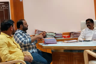 پرکاش گڑھ ممبئی میں آصف شیخ کی مہاوترن کے ڈائریکٹر سے ملاقات