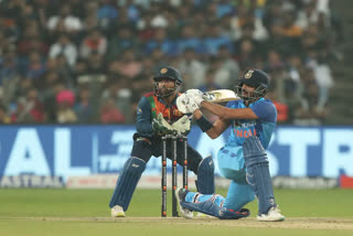 India vs Sri Lanka  Ind vs Sl 2nd T20  Ind vs Sl  Axar Patel Hits Wanindu Hasaranga For three Sixes  Axar Patel  Wanindu Hasaranga  അക്‌സര്‍ പട്ടേല്‍  വാനിന്ദു ഹസരംഗ  ഹസരംഗയ്‌ക്ക് എതിരെ അക്‌സറിന്‍റെ സിക്‌സ്  ഇന്ത്യ vs ശ്രീലങ്ക