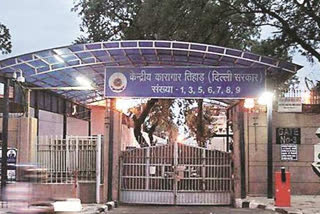 THE NEW DG HAS SUSPENDED FIVE JAIL OFFICERS OF MANDOLI WORRIED ABOUT GETTING MOBILE AND KNIFE IN TIHAR JAIL