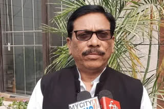 Parliamentarian Ghanshyam Singh Lodhi has been threatened to dump his saffron party or to get ready to be blown into pieces over text messages received through WhatsApp.