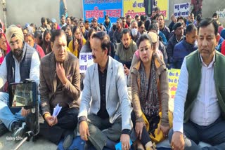 Dharna of sacked employees from Vidhansabha