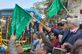 परिवहन मंत्री कैलाश गहलोत ने दिखाई इलेक्ट्रिक बसों को हरी झंडी