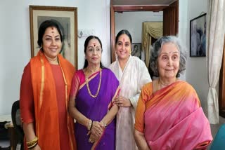 sandalwood actress visits actress b sarojadevi house