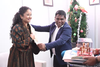 Chief Minister wife Visited Khadi Saras Mela
