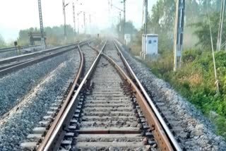 bodies found on railway track in Chikkaballapura  Family suicide in Chikkaballapura  dead body found in railway track  ರೈಲಿಗೆ ಸಿಲುಕಿ ಮೂರು ದೇಹಗಳು ಛೀದ್ರ ಛೀದ್ರ  ಒಂದೇ ಕುಟುಂಬದ ಮೂವರು ಆತ್ಮಹತ್ಯೆ  ಬೆಳ್ಳಂಬೆಳಗ್ಗೆ ಚಿಕ್ಕಬಳ್ಳಾಪುರ ಜಿಲ್ಲೆಯಲ್ಲಿ ದುರಂತ  ಕುಟುಂಬದ ಮೂವರು ರೈಲಿಗೆ ತಲೆಕೊಟ್ಟು ಆತ್ಮಹತ್ಯೆ  ರೈಲ್ವೆ ಹಳಿಯ ಮೇಲೆ ಛಿದ್ರ ಗೊಂಡ ಮೂರು‌ ಮೃತ ದೇಹಗಳು ಪತ್ತೆ  ಗೌರಿಬಿದನೂರು ತಾಲೂಕಿನ‌ ತೊಂಡೆಭಾವಿ ರೈಲ್ವೆ ನಿಲ್ದಾಣ‌  ಮೃತ ದೇಹಗಳ ವಿವರ ಪತ್ತೆ