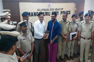 bigg-boss-winner-at-the-mangalore-police-commissioners-office