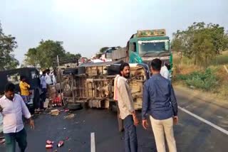 A vehicle carrying liquor overturned in Kalaburagi