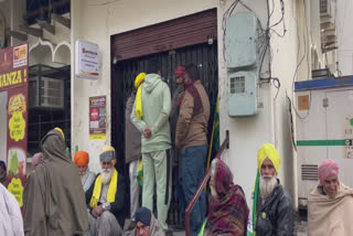 Serious allegations against the bank manager, farmers staged a dharna