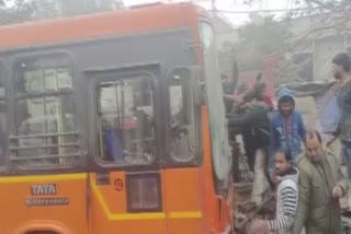 delhi cluster bus rammed pavement dwellers