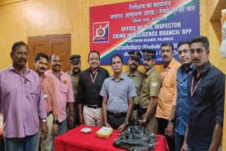 Charas seized in Palakkad railway station  ചരസ് പിടികൂടി  പാലക്കാട് റെയില്‍വെസ്റ്റേഷനില്‍ ചരസ്  illegal charas raid in Kerala  crime news  ക്രൈം വാര്‍ത്തകള്‍