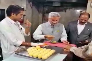 Foreign Minister S. Jaishankar relishes Indore delicacies