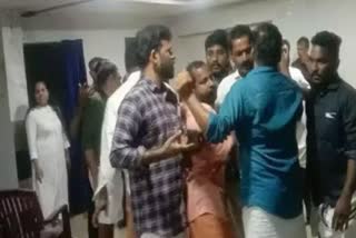 bjp beat each other  Clashes at BJP meeting in Perampra  കോഴിക്കോട് വാർത്തകൾ  മലയാളം വാർത്തകൾ  പ്രതിഷേധം അവസാനിപ്പിക്കാമെന്ന പേരില്‍ പണം വാങ്ങി  പേരാമ്പ്ര ബിജെപി യോഗത്തിൽ കയ്യാങ്കളി  ബിജെപി പ്രവർത്തകർ ഏറ്റുമുട്ടി  കുറ്റ്യാടി പെട്രോൾ പമ്പ് പ്രശ്‌നം  പെട്രോള്‍ പമ്പ് നിര്‍മാണം  ബിജെപി നേതാക്കള്‍  Kuttyadi petrol pump problem  BJP leaders perambra  kozhikode news  malayalam news