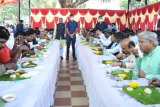 CM hosts breakfast for crematorium workers  at his residence