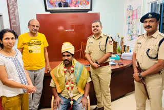 Auto driver returns US citizens forgotten purse  Auto driver returns US citizens forgotten passport  US citizens forgotten purse left in auto  ಯುಎಸ್ ಪ್ರಜೆ ಮರೆತುಹೋದ ಪಾಸ್‌ಪೋರ್ಟ್  ಹಿಂದಿರುಗಿಸಿ ಪ್ರಾಮಾಣಿಕತೆ ಮೆರೆದ ಆಟೋ ಚಾಲಕ  ಆಟೋದಲ್ಲಿ ಮರೆತುಹೋದ ಪರ್ಸ್​ ಚಾಲಕರೊಬ್ಬರು ಪ್ರಾಮಾಣಿಕತೆ ಮೆರೆದ ಘಟನೆ