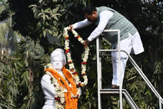 Union Minister garlands Swami Vivekananda idol wearing shoes