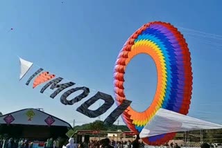 international-kite-festival-2023-festival-celebration-in-somnath-the-kite-maker-made-a-kite-saying-i-love-modi