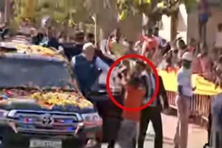 PM  Narendra Modi  road show  Karnataka  Security lapse  Young man trespassed  സുരക്ഷാവലയം  പ്രധാനമന്ത്രി  വാഹനവ്യൂഹത്തിനിടയിലേക്ക്  സുരക്ഷാ ജീവനക്കാര്‍  സുരക്ഷ  കര്‍ണാടക  ദേശീയ യുവജനോത്സവം  റോഡ് ഷോ  യുവാവ്  ഹുബ്ബള്ളി  സ്വാമി  ഉദ്ഘാടനം