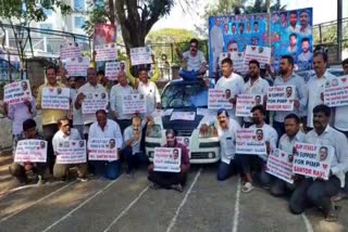 youth-congress-protest-by-bringing-santro-car