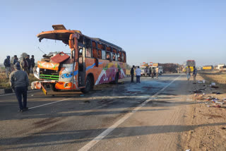 MAHARASHTRA BUS ACCIDENT MANY DEATHS IN TRUCK BUS ACCIDENT NEAR PATHARE ON SINNAR SHIRDI ROAD