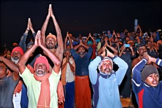 Sabarimala Pilgrims  Pullumett  Makara Jyothi  Pilgrims returns to sabarimala  Idukki Pullumett  പുല്ലുമേട്ടിൽ മകര ജ്യോതി ദർശനം  ആയിരങ്ങള്‍ മലയിറങ്ങി  പുല്ലുമേട്ടിൽ മകര ജ്യോതി ദർശിച്ച്  ഇടുക്കി  മകര ജ്യോതി  വള്ളക്കടവ്  പുല്ലുമേട്ടില്‍ എത്തിയ അയ്യപ്പന്‍മാര്‍  ഇടുക്കി ജില്ല ഭരണകൂടം  കെഎസ്ആര്‍ടിസി  കെഎസ്ആര്‍ടിസി കുമളി ഡിപ്പോ  സർക്കാർ വാഹനങ്ങള്‍