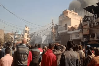 Fire breaks out in tire shop in Delhi