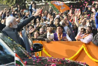 pm-narendra-modi-today-held-a-roadshow-in-delhi