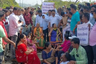 train-blocking-by-padma-shri-awardees-demanding-train-stoppage
